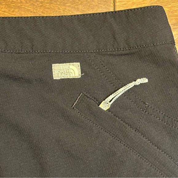 The North Face Women’s Black Shorts Size 4 - Picture 9 of 10